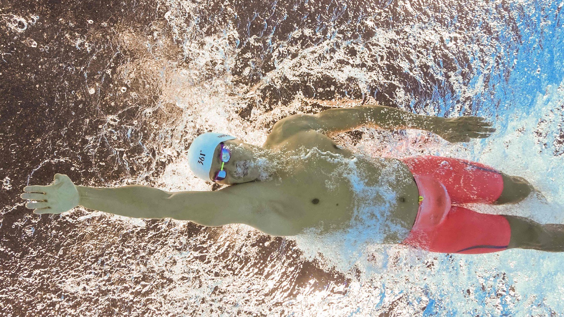 高尔在橄榄球冠军锦标赛中大放异彩，展现无与伦比的突破力，橄榄球和高尔夫的区别